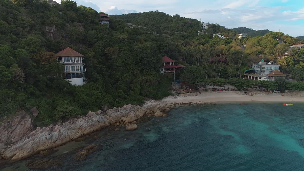 รีสอร์ทริมหาดเขตร้อนพร้อมวิวทิวทัศน์ที่สวยงามตระการตา