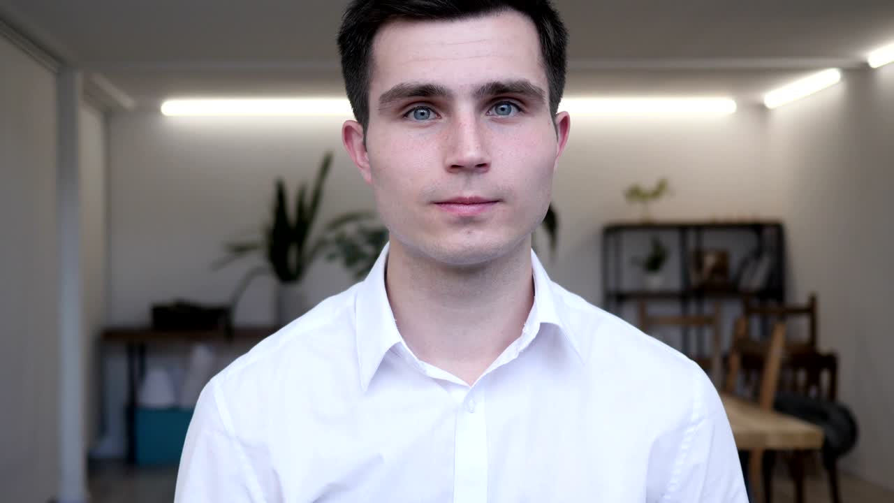 직장에서 카메라를 바라보는 사업가의 엄지손가락