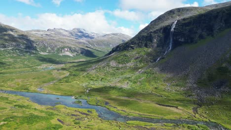 Nationalpark-Reinheimen,-Norwegen-–-Wasserfall-Und-Filmische-Naturlandschaft-–-Luftaufnahme