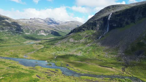 parque nacional de reinheimen, noruega - cascada y paisaje natural cinematográfico - aero