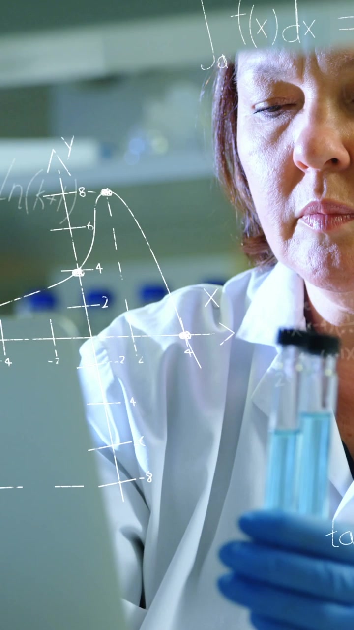 Animazione di equazioni matematiche su una scienziata caucasica in laboratorio