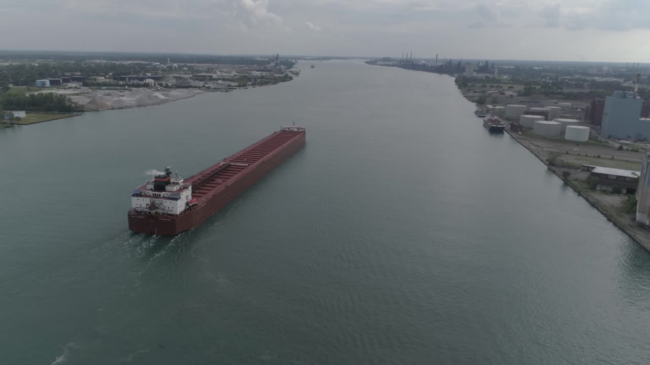 este video es de una vista aérea de grandes buques cisterna en el río detroit cerca del centro de detroit