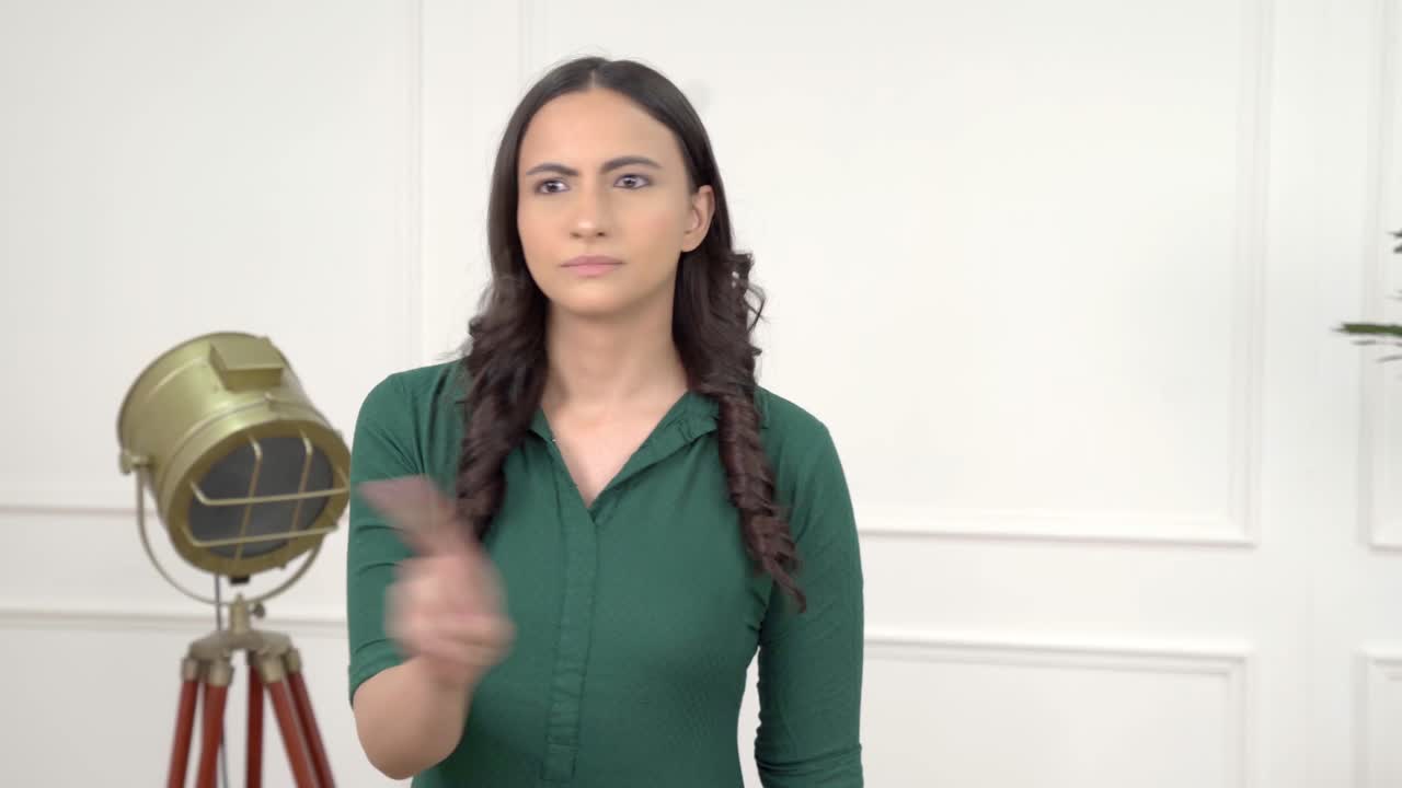 chica india diciendo que no con enojo