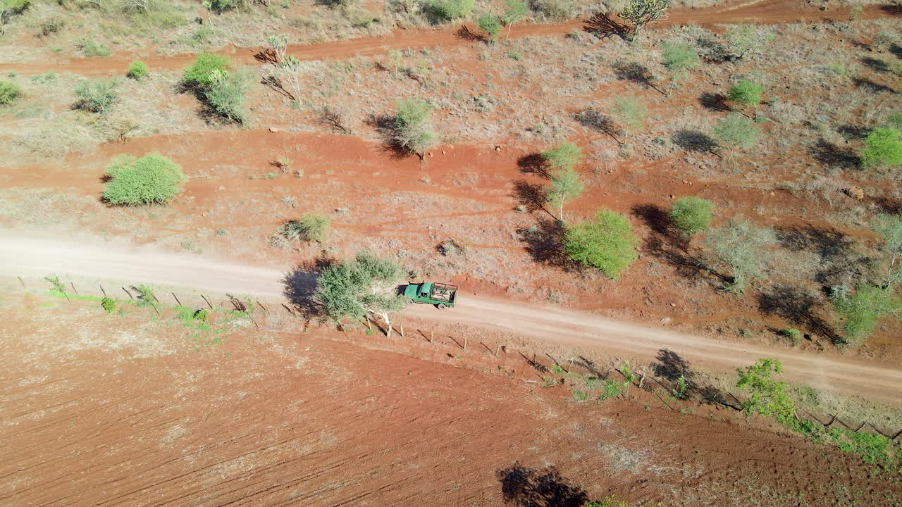 시골 케냐의 아름다운 풍경을 통해 운전하는 트럭의 높은 각도 팬