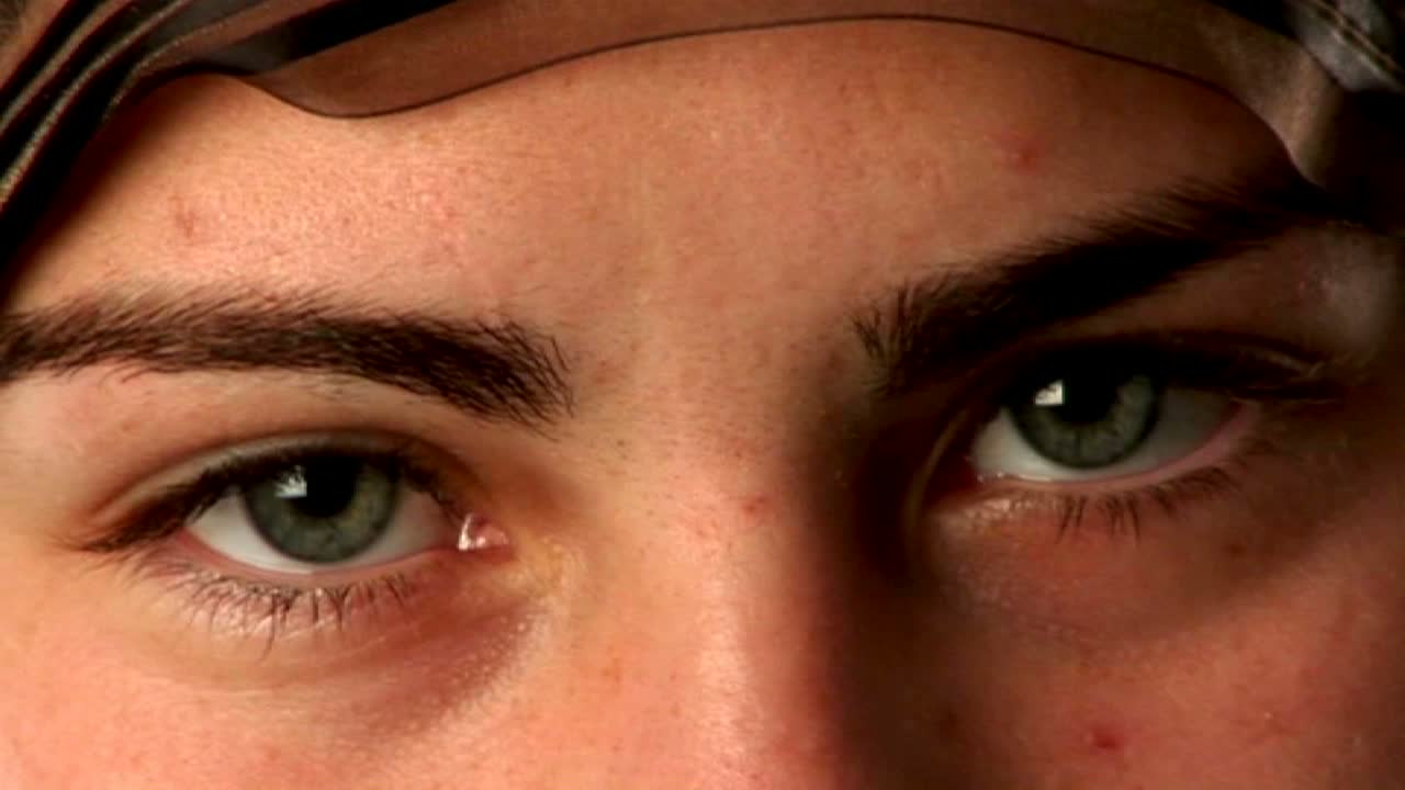 una mujer lleva un pañuelo en la cabeza 10