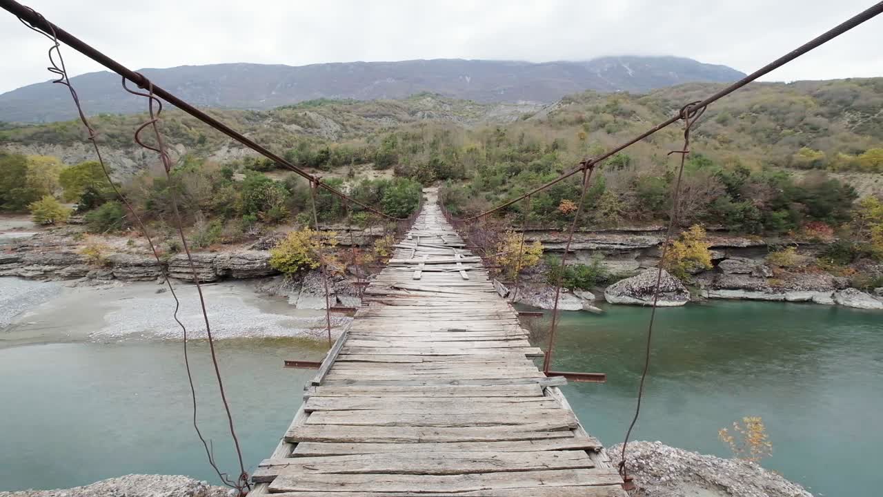 río vjose en albania durante la temporada de otoño