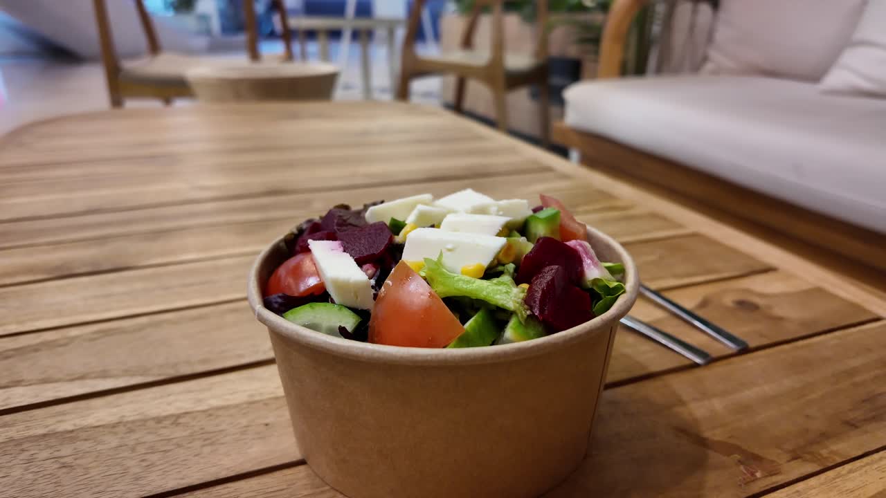 Salada Fresca com Queijo Feta e Vegetais em uma Tigela de Papel.