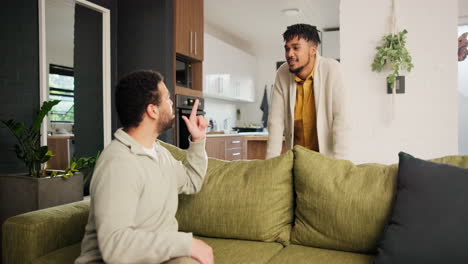 dos hombres hablando en un sofá en una sala de estar