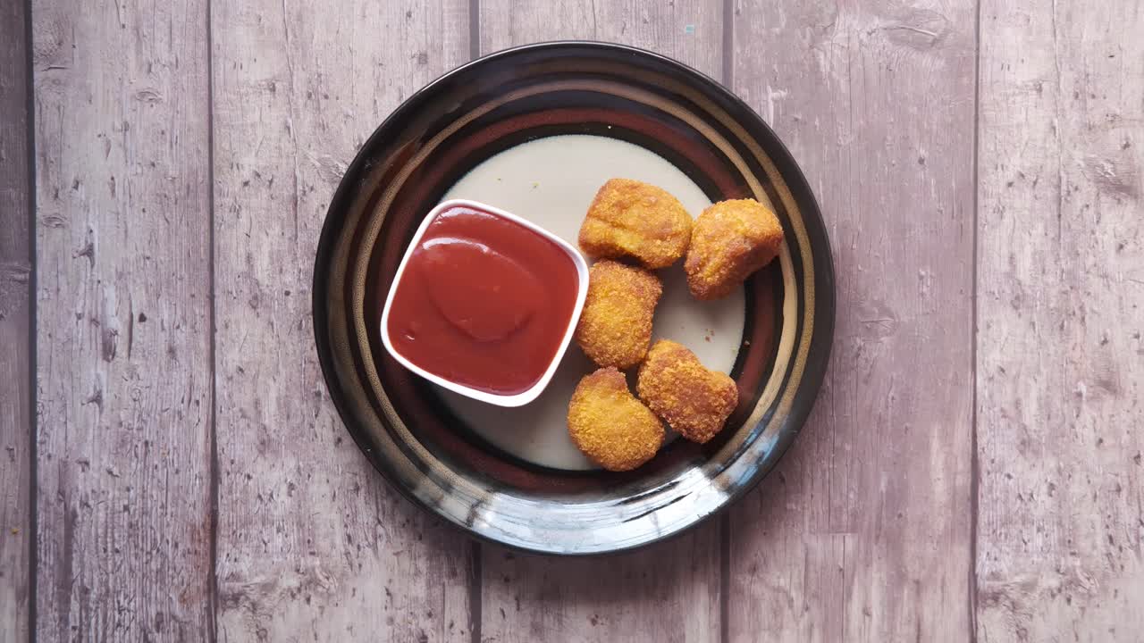 nuggets de pollo frito y crujiente con ketchup
