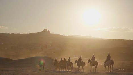 Turistas-Montando-A-Caballo-En-Los-Valles-De-Capadocia-Durante-El-Día-Soleado-En-El-Centro-De-Turquía