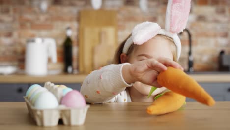 Vídeo-De-Niña-Juguetona-Tomando-Una-Zanahoria-De-La-Mesa