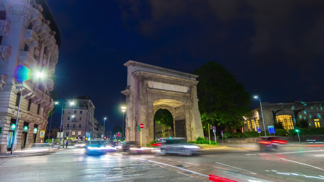 италия ночь освещенная милан город трафик улица арка площадь панорама 4k timelapse
