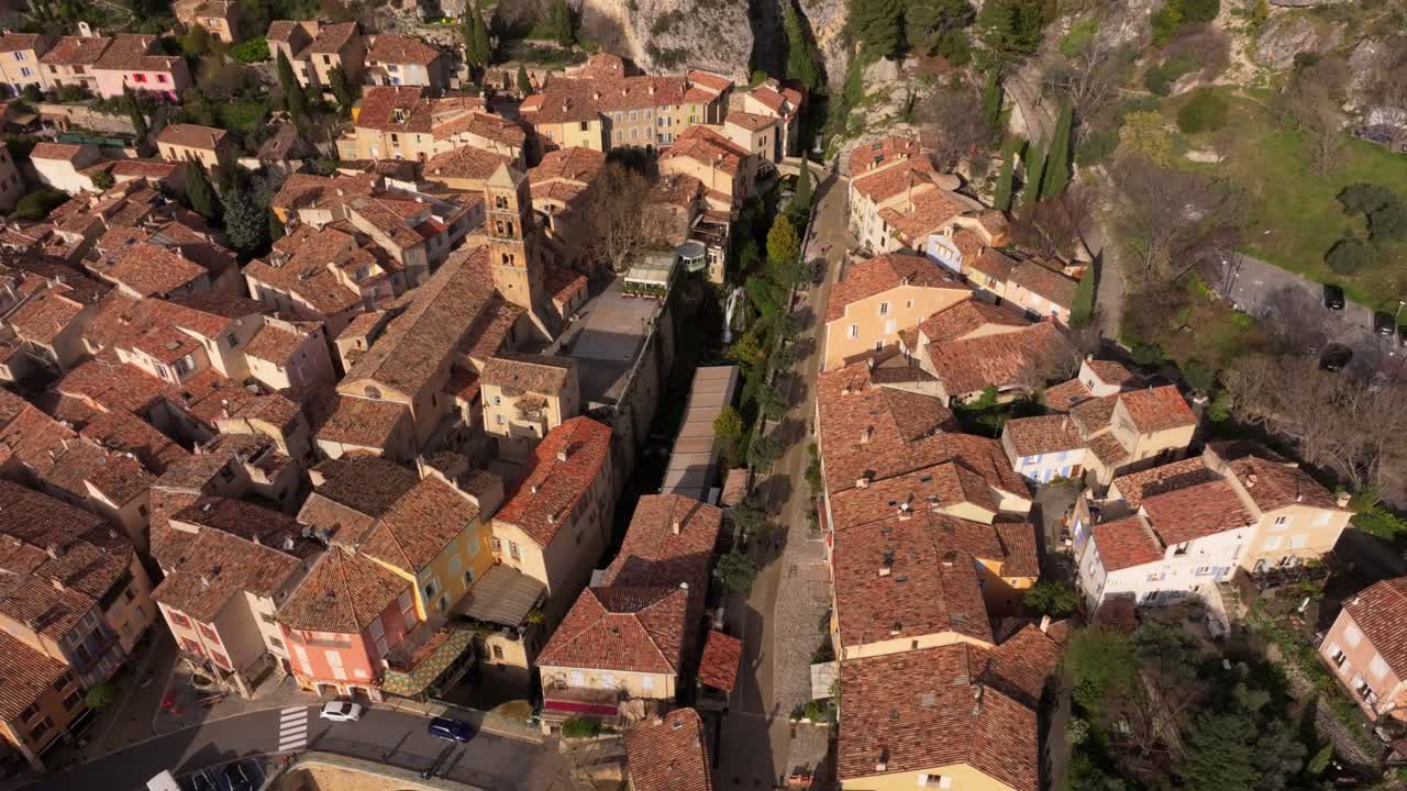 Vista aérea de Moustiers-Sainte-Marie excavado en la ladera de una montaña