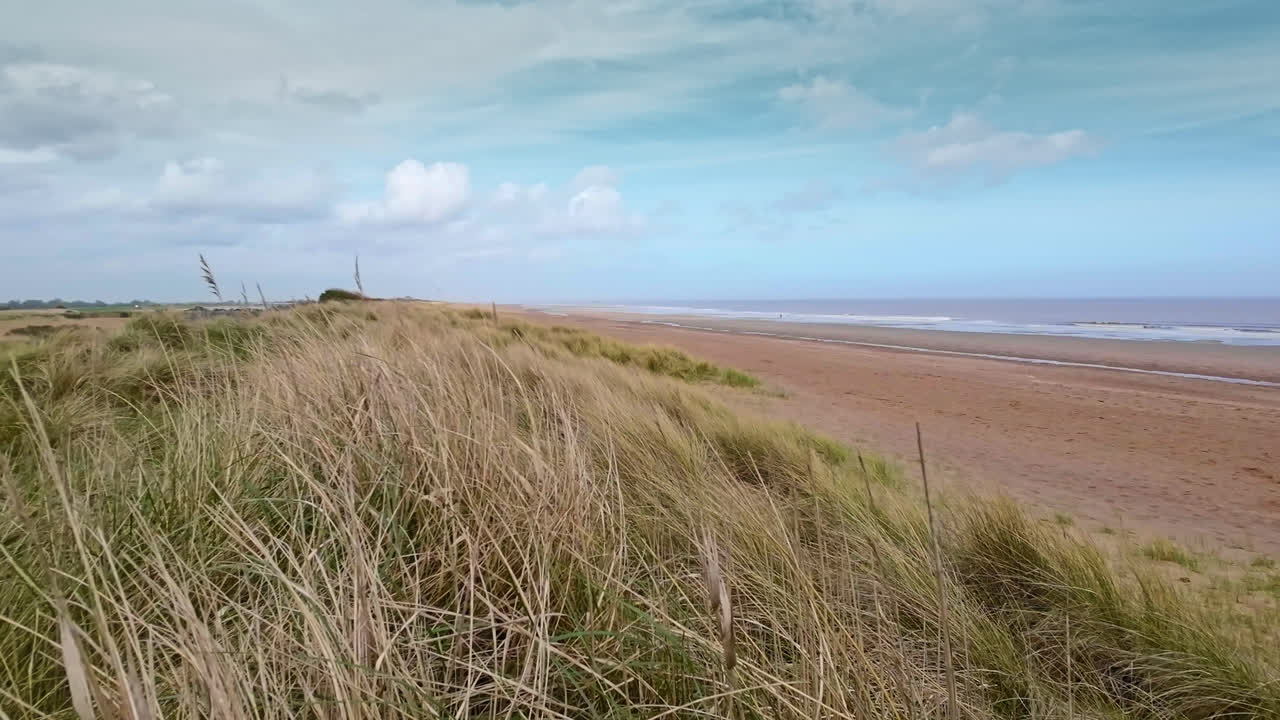 vistas aéreas de una vía fluvial costera en una reserva natural de lincolnshire