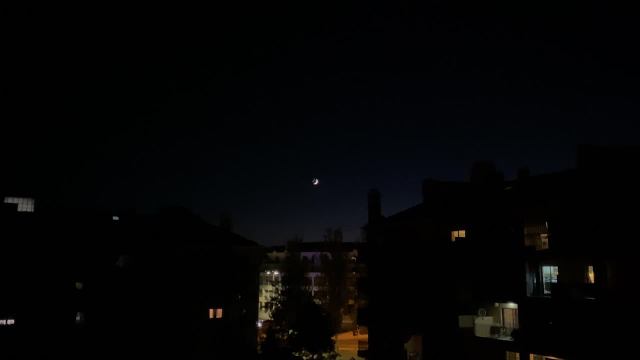 ใกล้ชิดกับการเคลื่อนไหวของดวงจันทร์ที่สวยงามบนพื้นหลังของเมือง