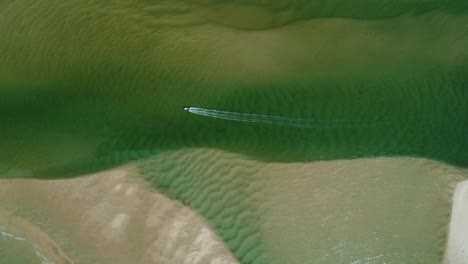 fotografía aérea de una lancha rápida en la laguna del río nambucca, nueva gales del sur, australia