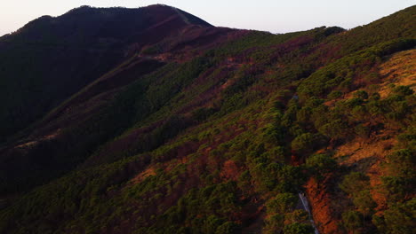 Drones-Sobre-Una-Carretera-De-Montaña-Cerca-De-Estepona,-España