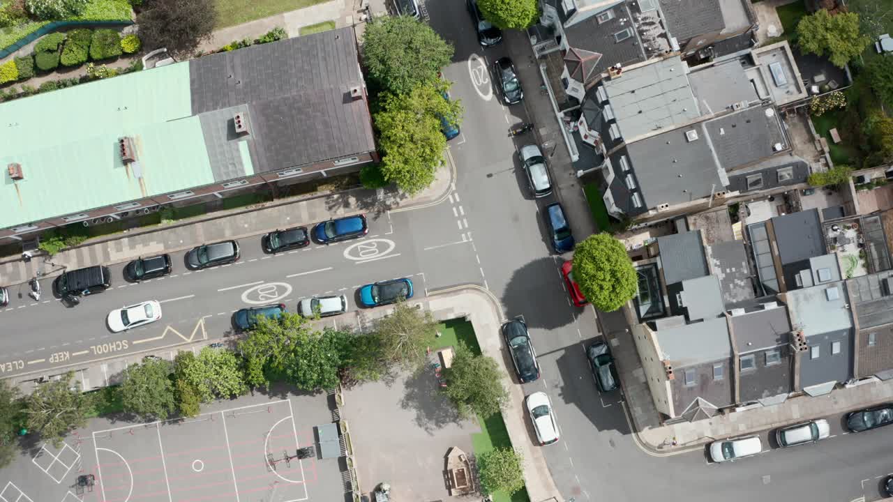 런던 서부의 부유한 주거 지역 상공에서 하향식 드론 촬영