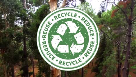 animación del icono del reciclaje sobre el bosque