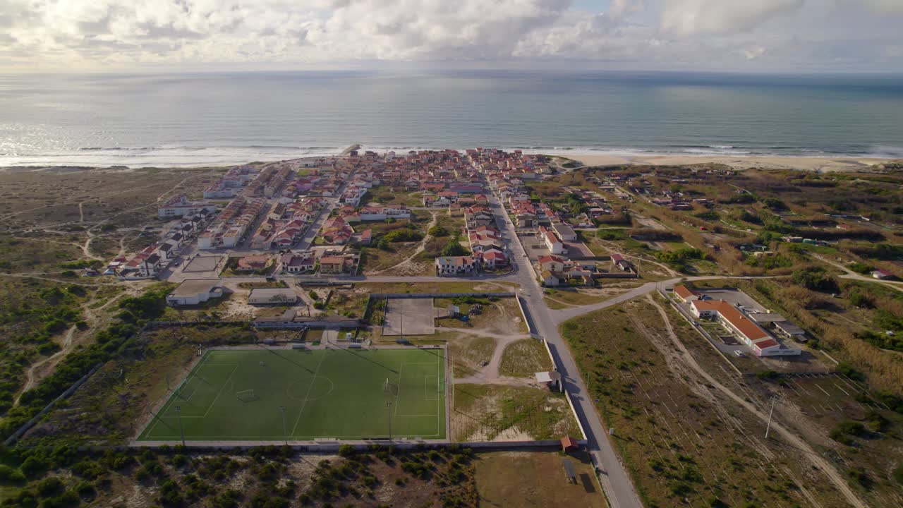 fotografía aérea de la leirosa, un pequeño pueblo de pescadores en la costa atlántica