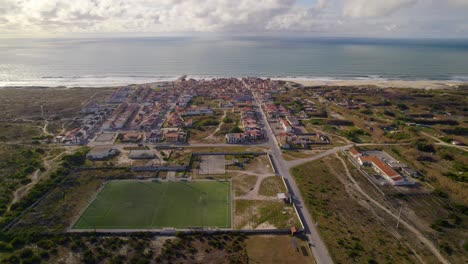 Toma-Aérea-Amplia-De-Leirosa,-Un-Pequeño-Pueblo-Pesquero-En-La-Costa-Atlántica.