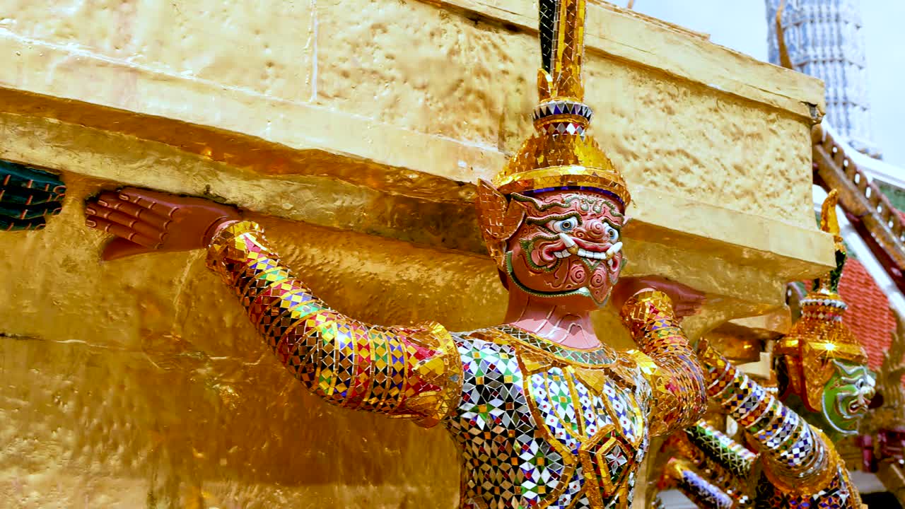 estatuas coloridas que apoyan la estructura del templo en bangkok