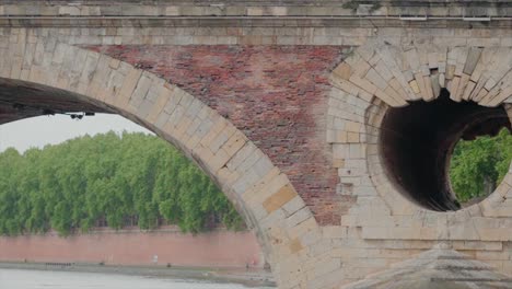 Historic-Pont-Neuf-bridge-with-archways-and-river-in-Toulouse,-France