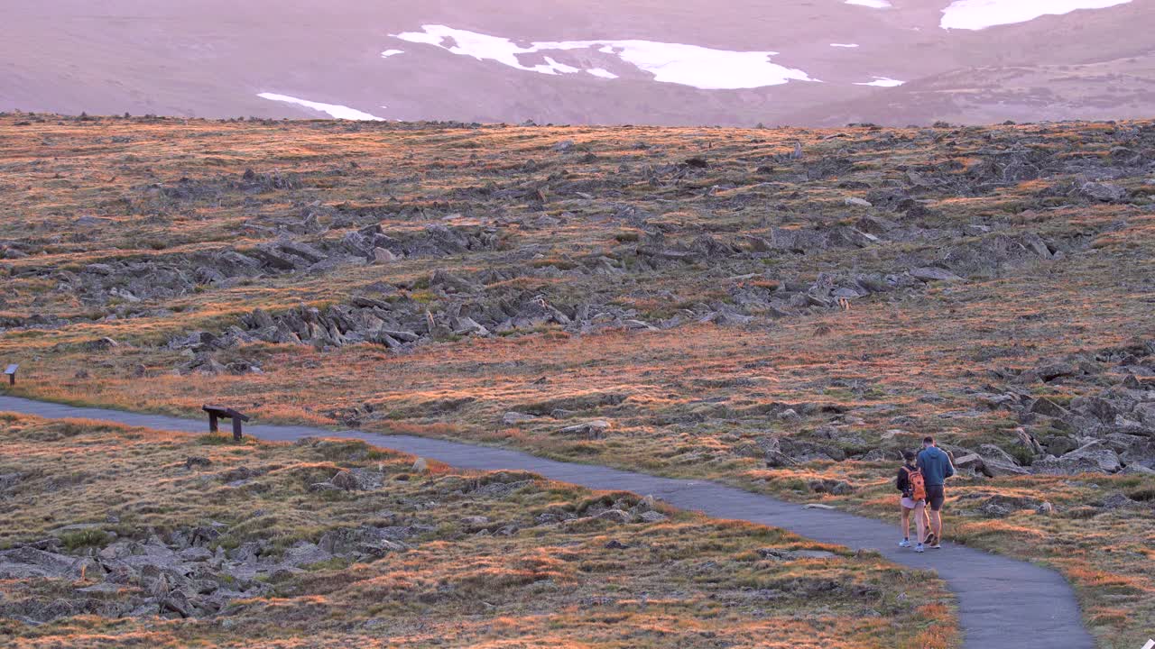 록키 마운틴 국립공원의 고지대에서 하이킹을 하는 커플