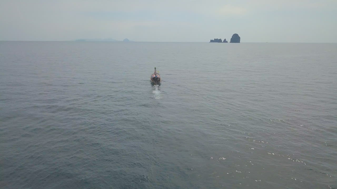 태국 해안의 일몰 때 수상 택시 보트 공중