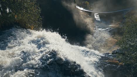 Una-Vista-De-Cerca-De-La-Cascada-Skjervfossen