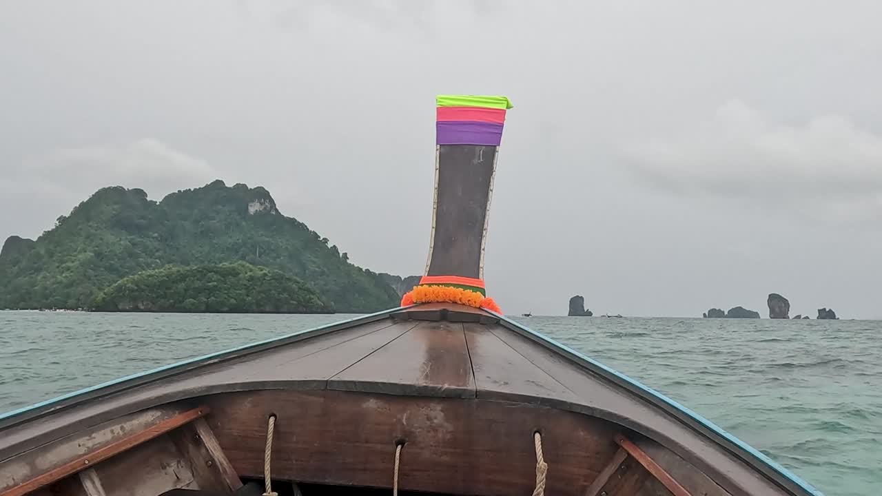 열대 섬을 가로질러 긴 리 보트 여행