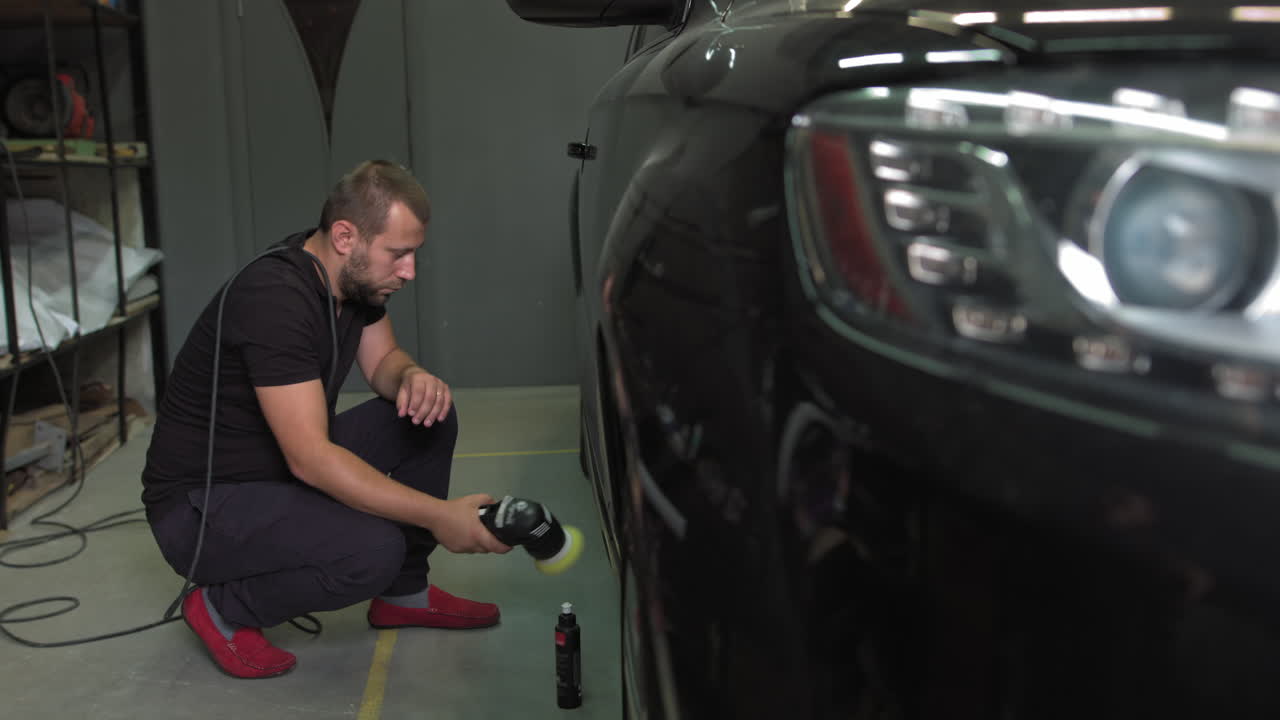 차고에서 자동차 세부 사항