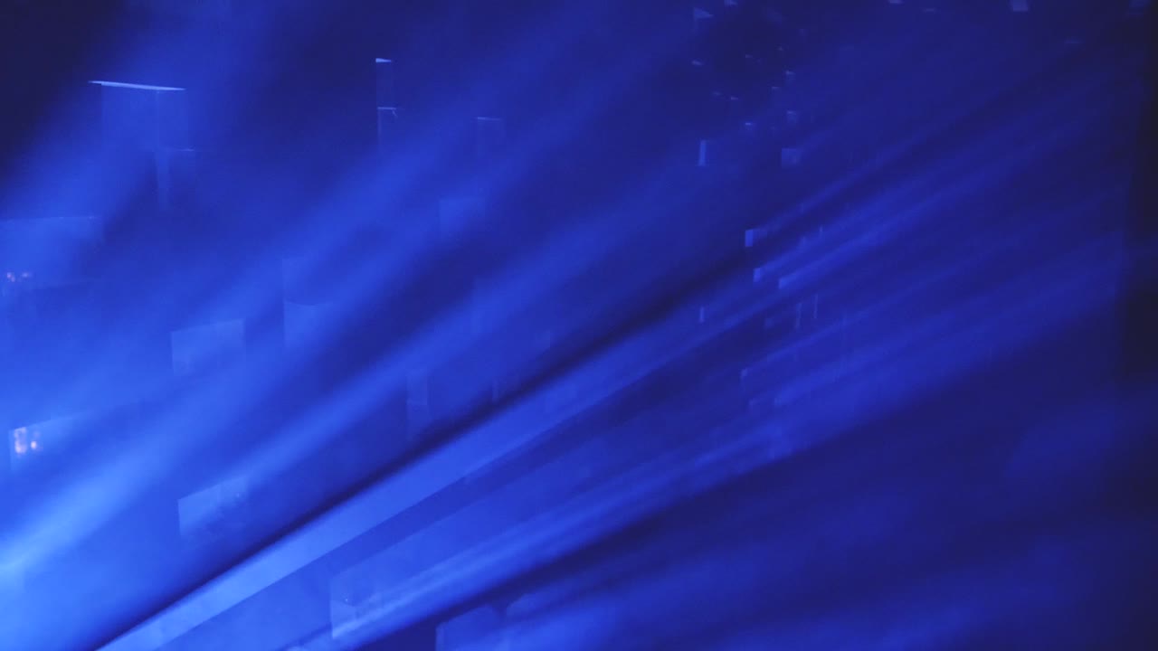 proyección de luz amarilla sobre el humo