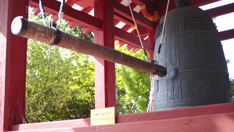 campana tradicional asiática colgada fuera de un templo en kyoto, japón de cerca