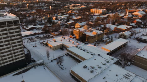 techos cubiertos de nieve de edificios en la ciudad de fayetteville en arkansas, estados unidos