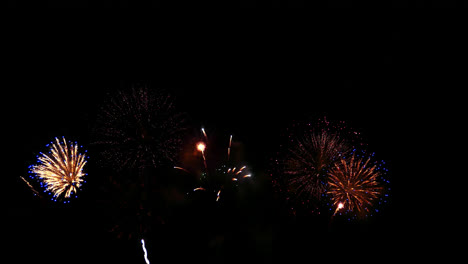 Schöne-Feier-Abstraktes-Buntes-Feuerwerk-Bei-Nacht-Hintergrund