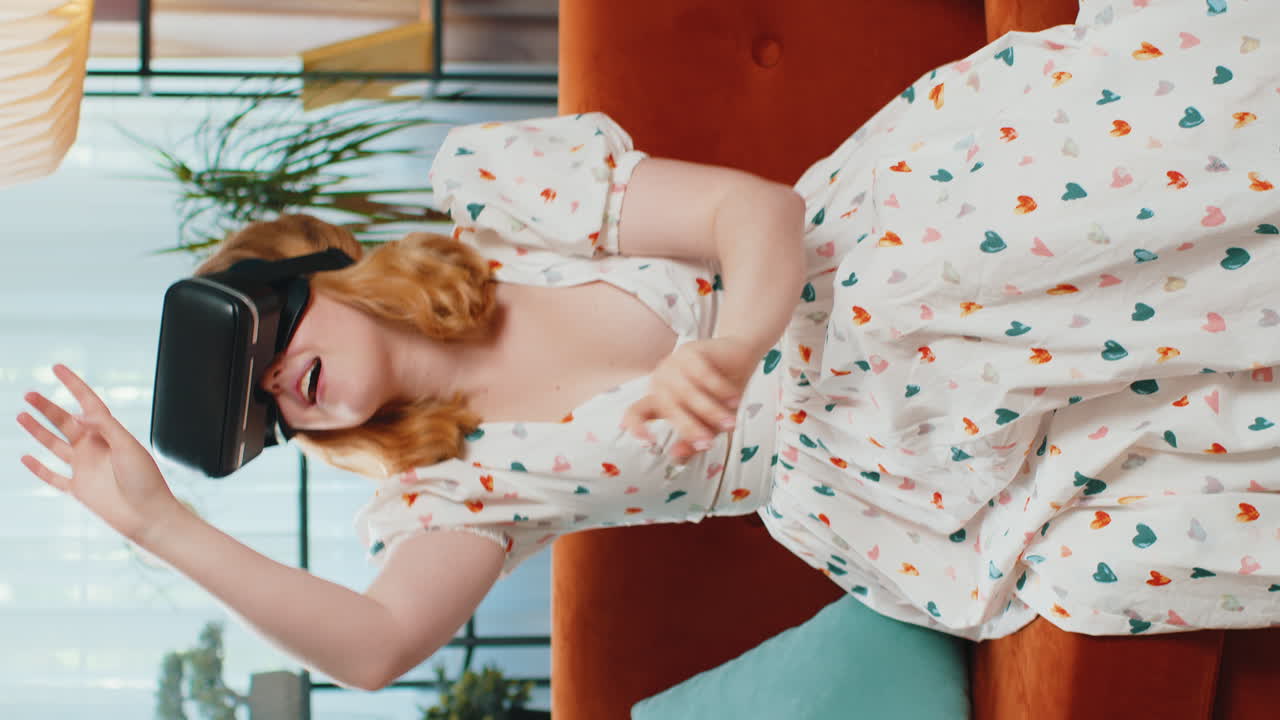 가정에서 시 ⁇ 레이션 3d 비디오 게임을 하기 위해 가상 현실 미래 기술 헤드 ⁇ 을 사용하는 여성