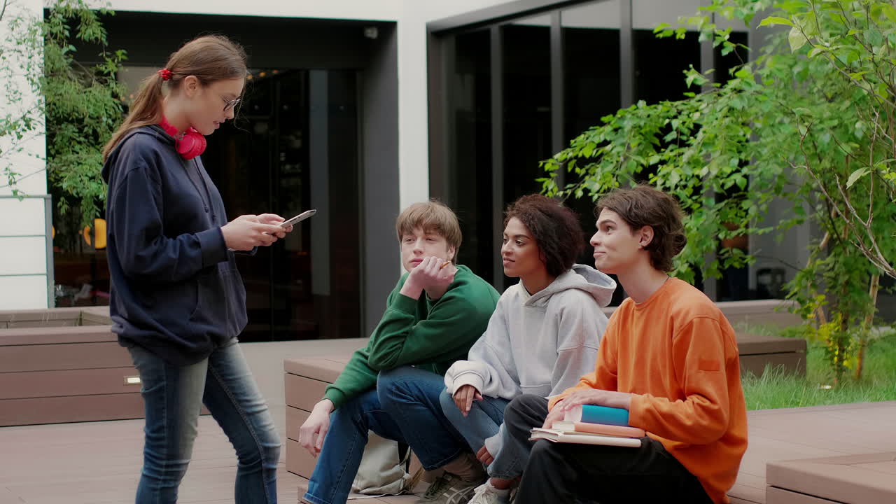 대학 캠퍼스의 다민족 친구들.