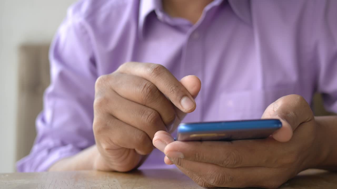 persona que utiliza un teléfono inteligente