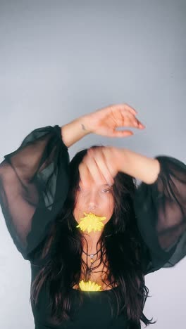 mujer con flores amarillas
