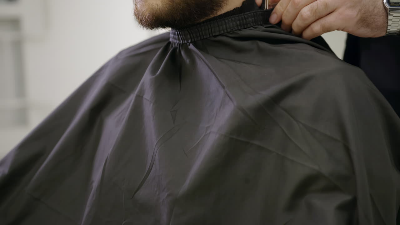 un hombre se corta el cabello en la barbería.
