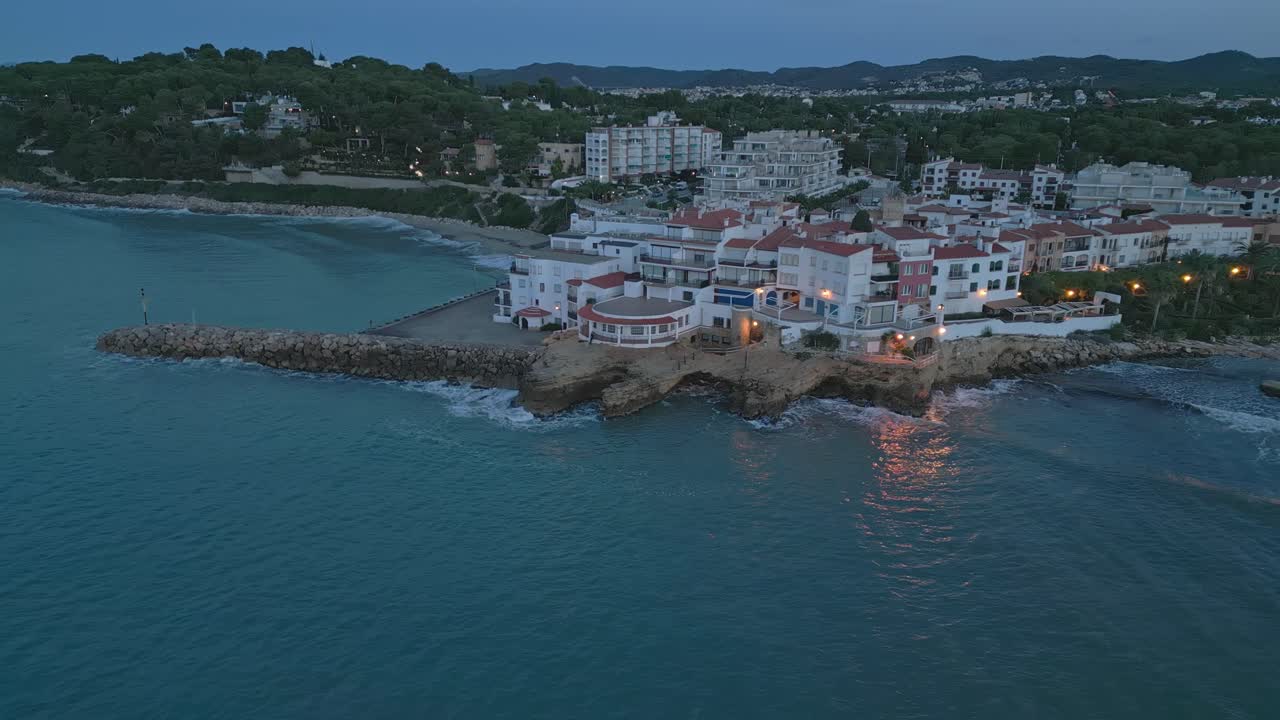 roc de sant gaietà en la costa dorada durante el crepúsculo, pintoresco pueblo costero, vista aérea