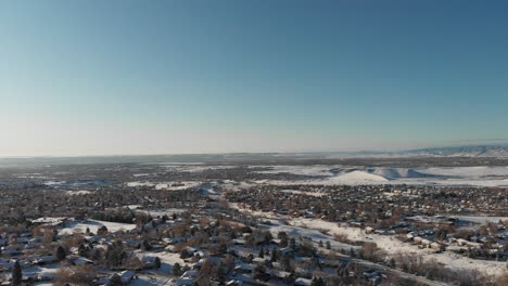 Un-Vuelo-De-Drones-Cerca-De-La-Cresta-De-Los-Dinosaurios,-Morrison-Co-Poco-Después-De-Una-Tormenta-De-Nieve-De-Primavera