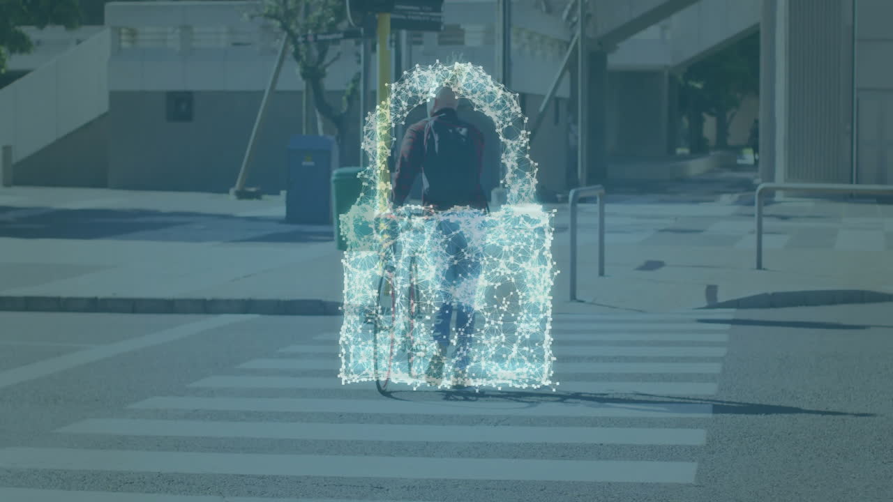 animación de nube y escudo sobre albino hombre de negocios afroamericano con bicicleta