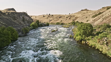 deschutes river oregon aerial v78 sobrevuelo de drones de bajo nivel deschutes river capturando el hermoso paisaje de la naturaleza de rápidos de caballos blancos y paredes rocosas del cañón - filmado con mavic 3 cine - agosto 2022