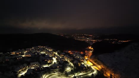 Urbanización-Noruega-En-Invierno-Con-Algunos-Coches-Conduciendo