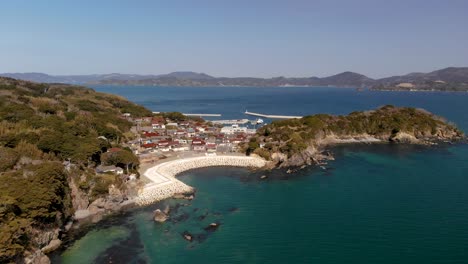 antena giratoria lenta sobre un hermoso pueblo de pescadores en una isla en japón
