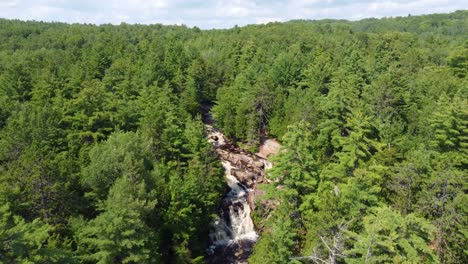 Volando-A-Través-De-Las-Cataratas-Duchesnay-Y-Senderos-Forestales-Cerca-De-North-Bay-En-Ontario,-Canadá