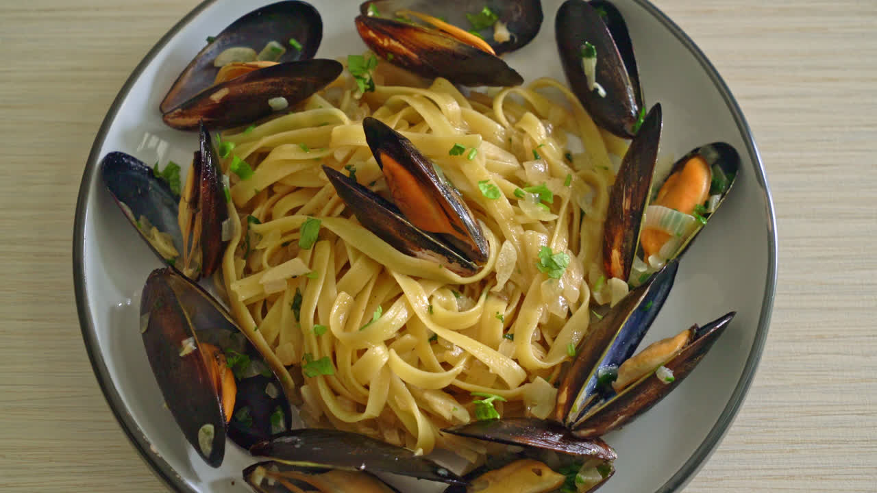 Linguine e spaghetti alle vongole in salsa al vino bianco - Pasta italiana ai frutti di mare con vongole e cozze 0