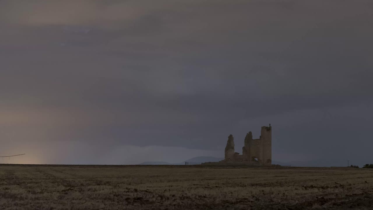 ruinas del castillo contra el cielo tormentoso